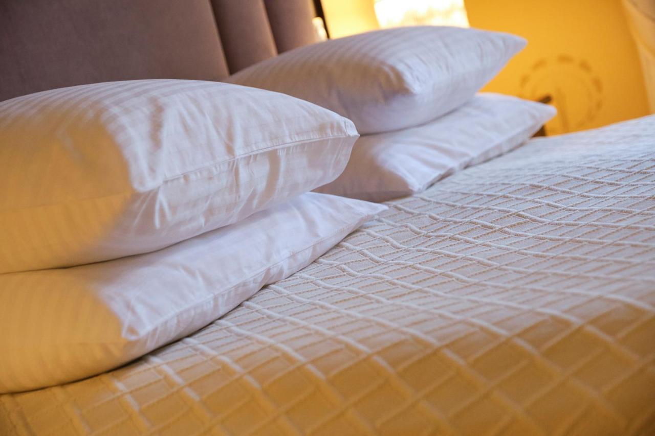 Villa Ammende Restaurant And Hotel Pärnu Exterior foto Pillows on a bed