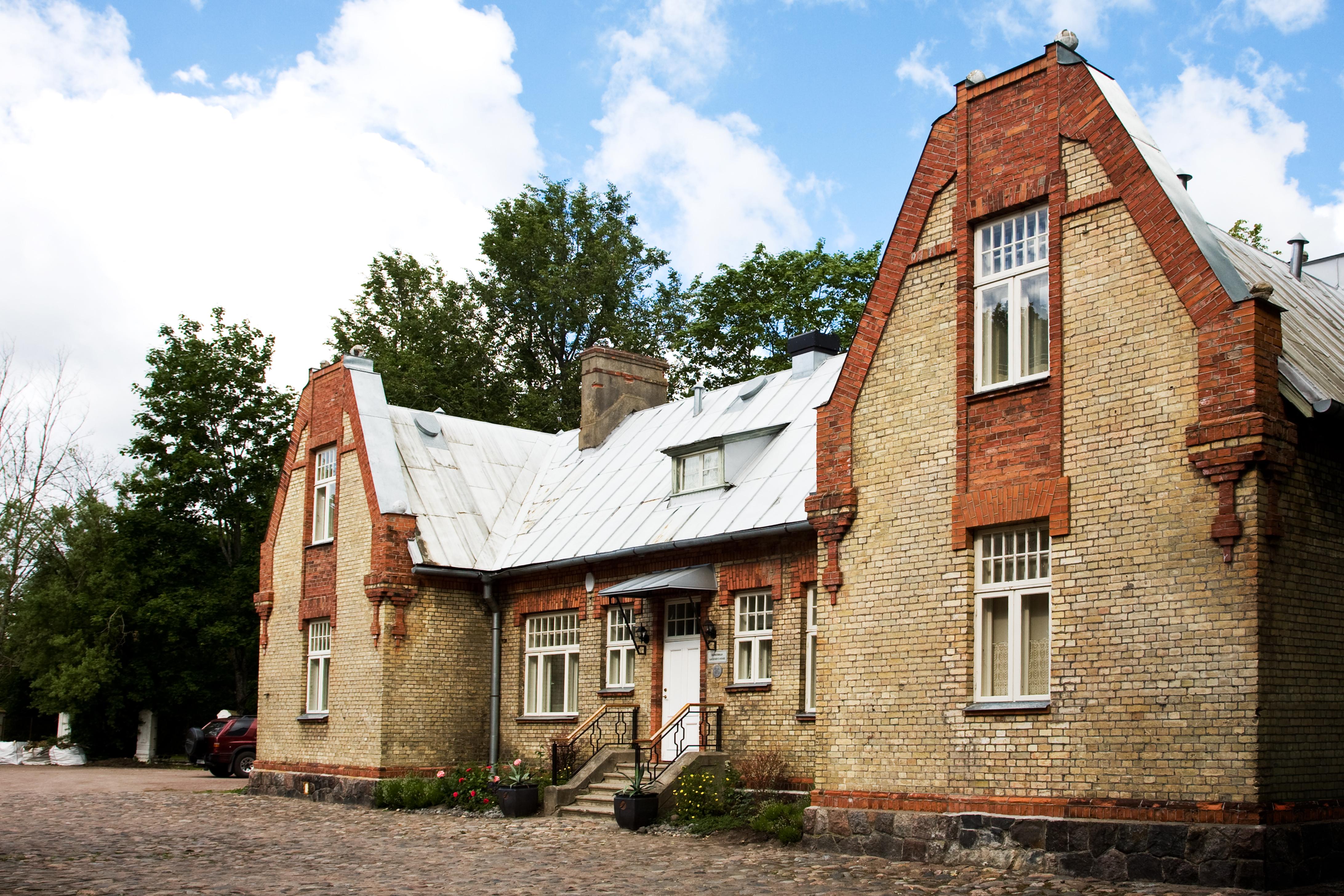 Villa Ammende Restaurant And Hotel Pärnu Exterior foto The former railway station