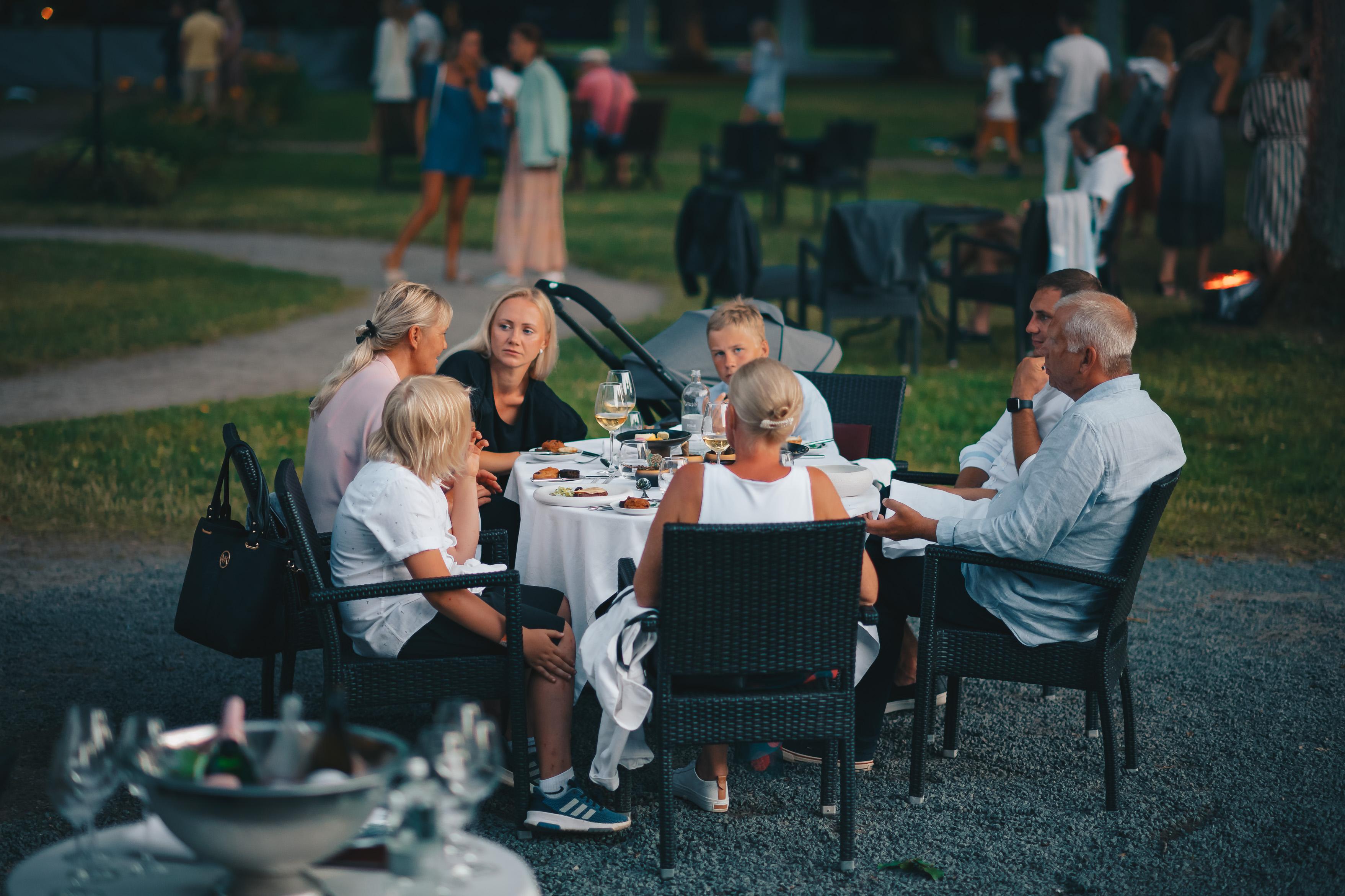 Villa Ammende Restaurant And Hotel Pärnu Exterior foto A Midsummer's Eve party in Finland
