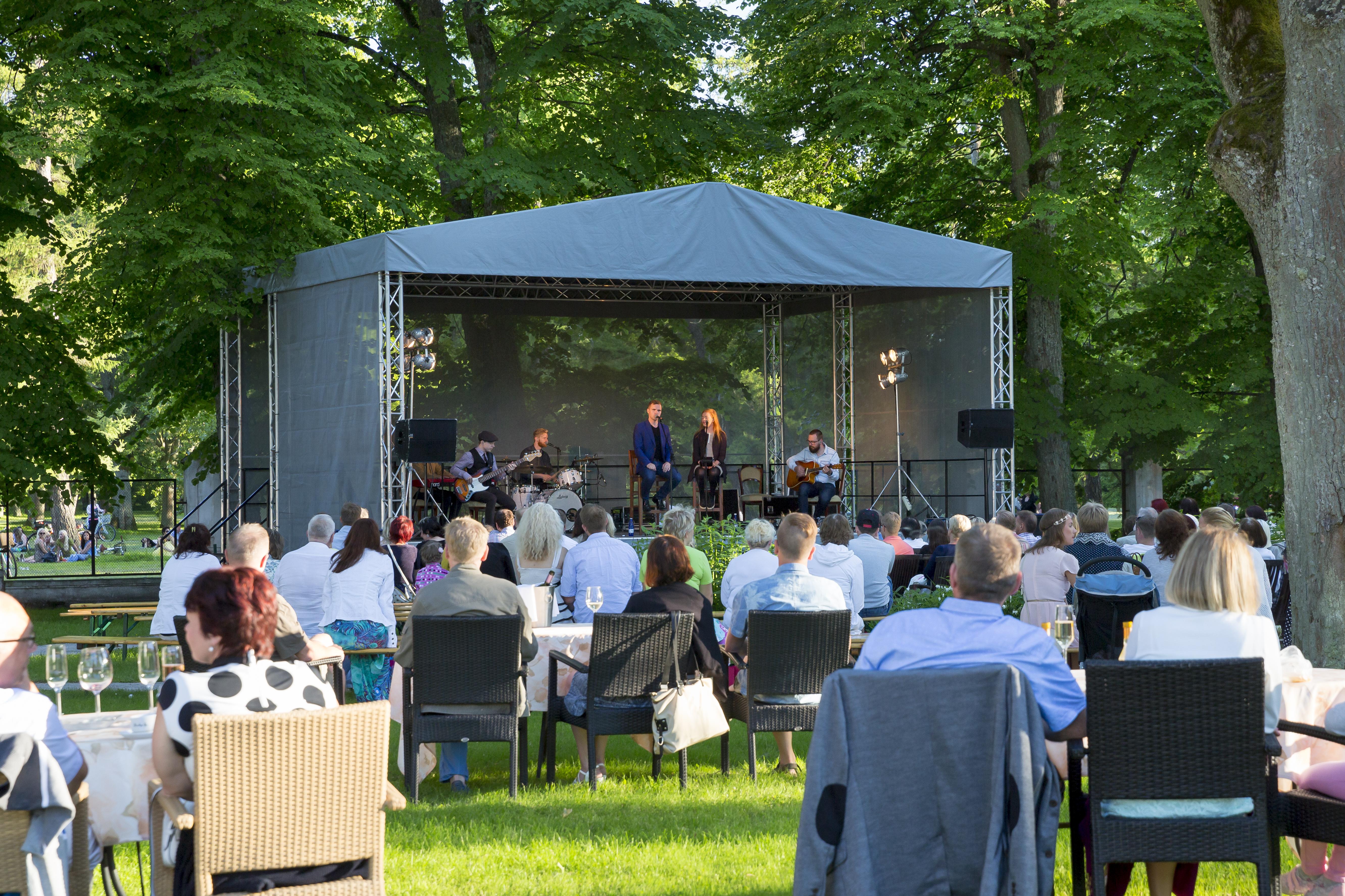 Villa Ammende Restaurant And Hotel Pärnu Exterior foto The stage of the festival