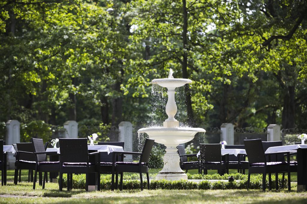 Villa Ammende Restaurant And Hotel Pärnu Exterior foto The garden of the restaurant